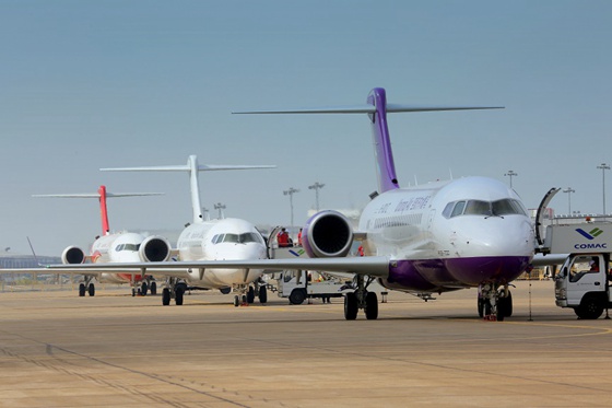 三架不同涂装的ARJ21飞机齐聚航展.jpg